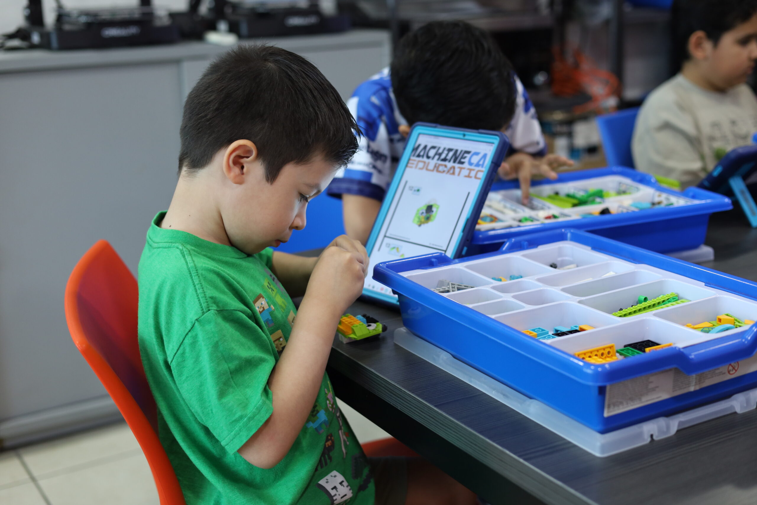 Sesión de robótica en la sucursal Apodaca de MachineCare Education