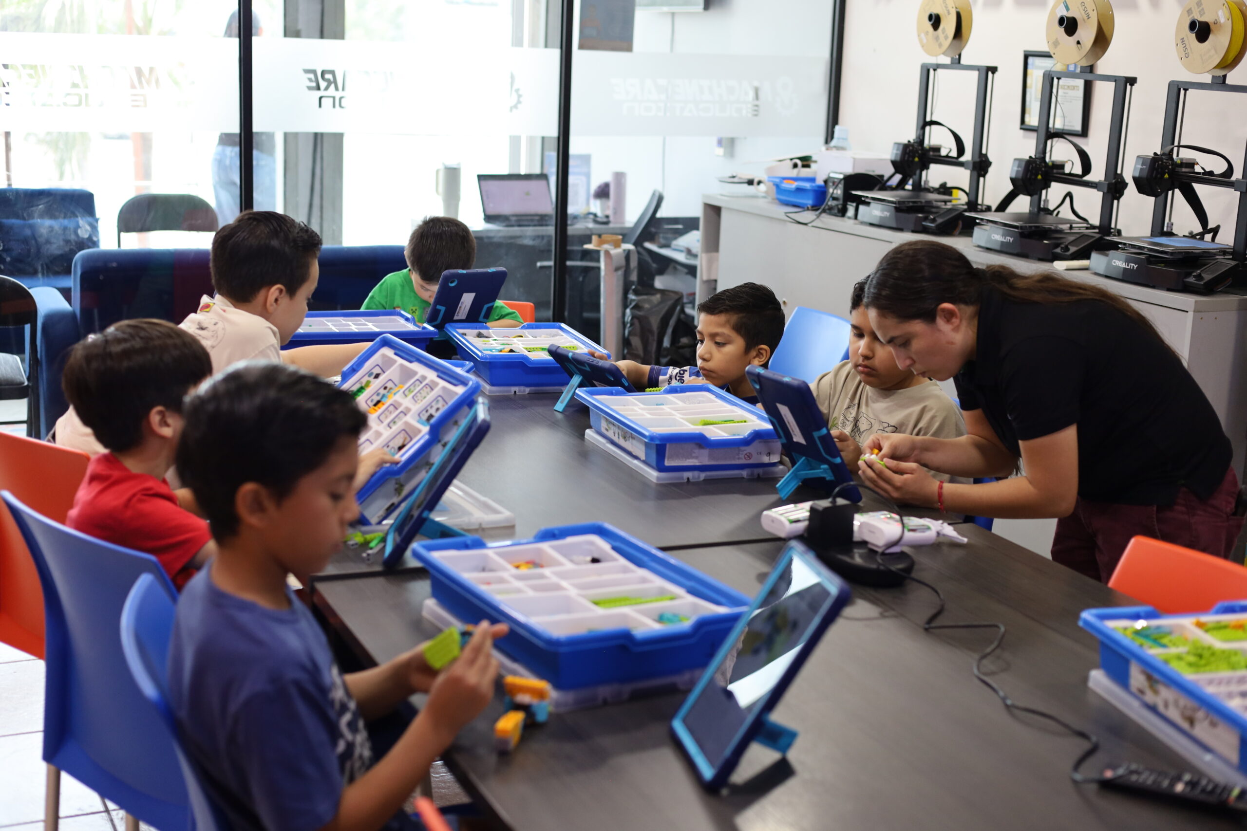 Sesión de robótica en la sucursal Apodaca de MachineCare Education