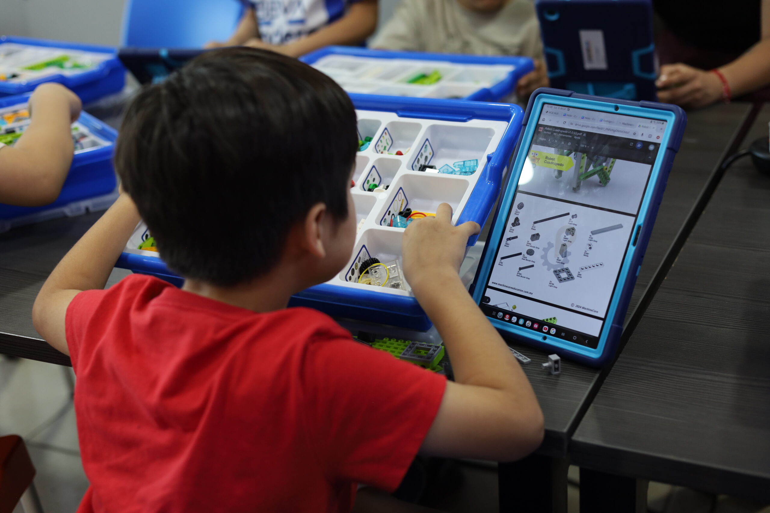 Sesión de robótica en la sucursal Apodaca de MachineCare Education