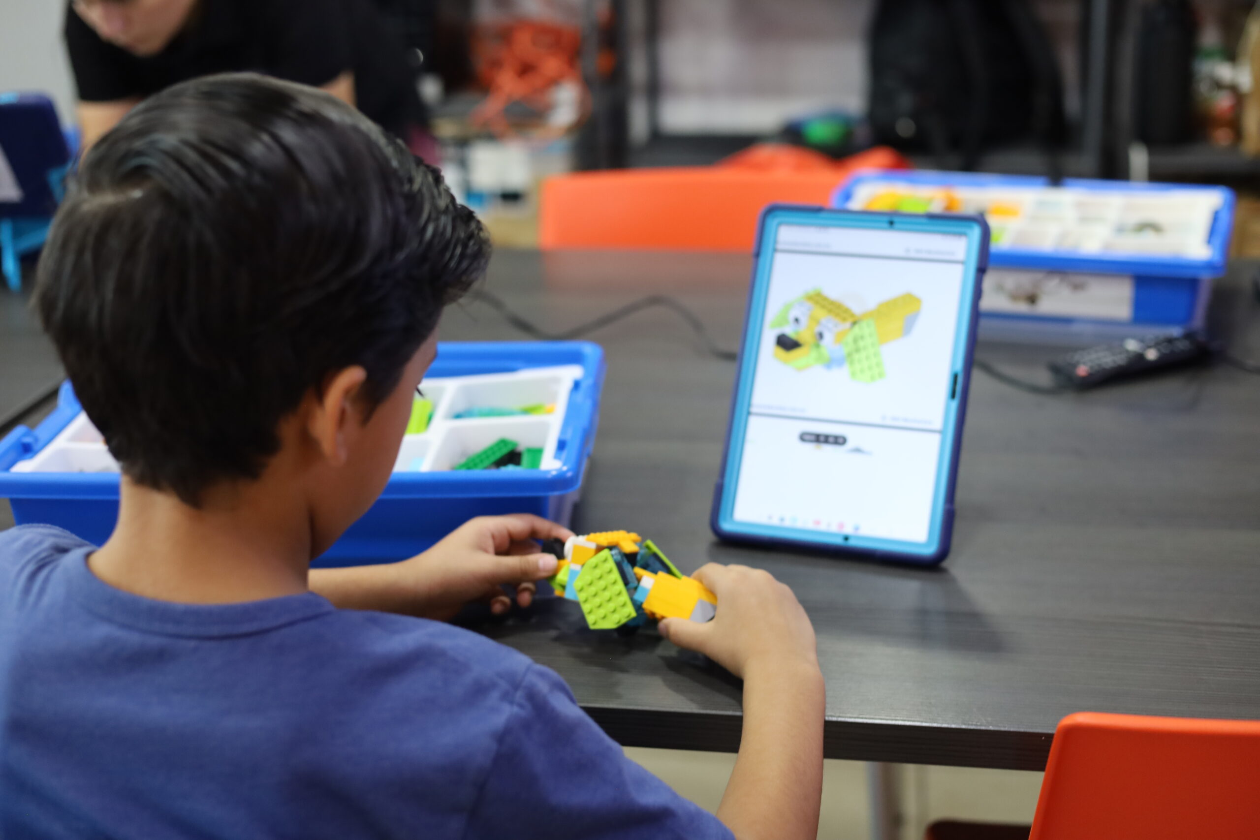 Sesión de robótica en la sucursal Apodaca de MachineCare Education