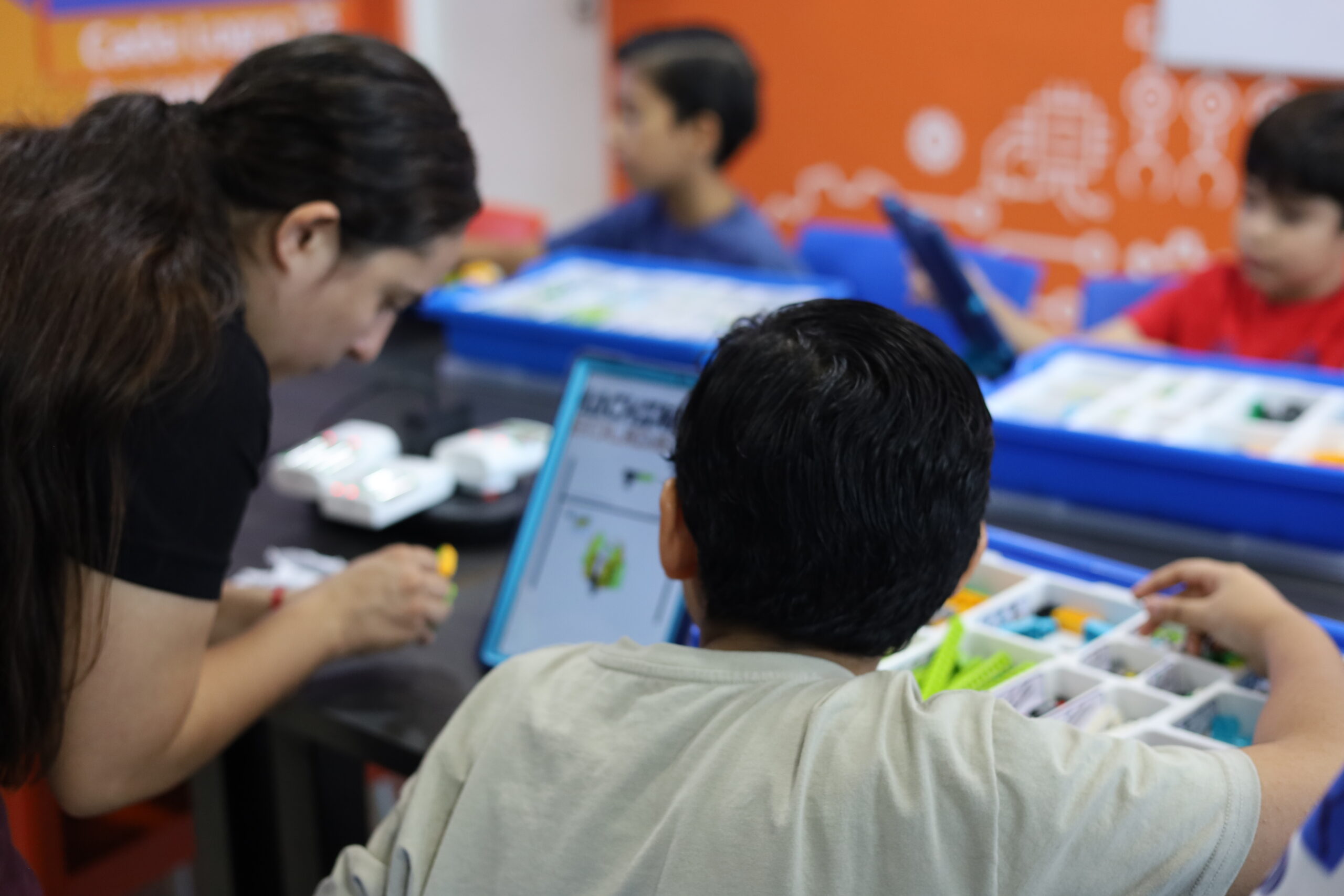 Sesión de robótica en la sucursal Apodaca de MachineCare Education