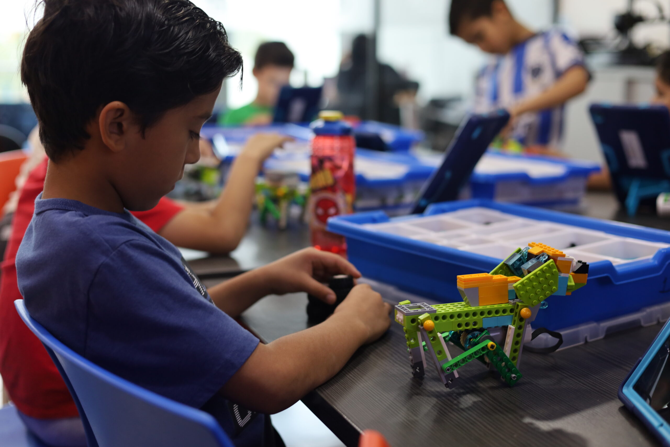 Sesión de robótica en la sucursal Apodaca de MachineCare Education