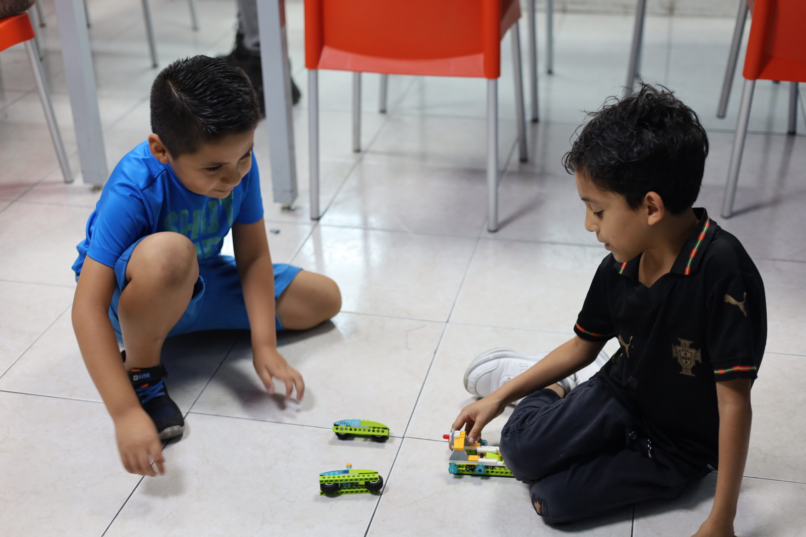 Sesión de robótica en la sucursal Apodaca de MachineCare Education