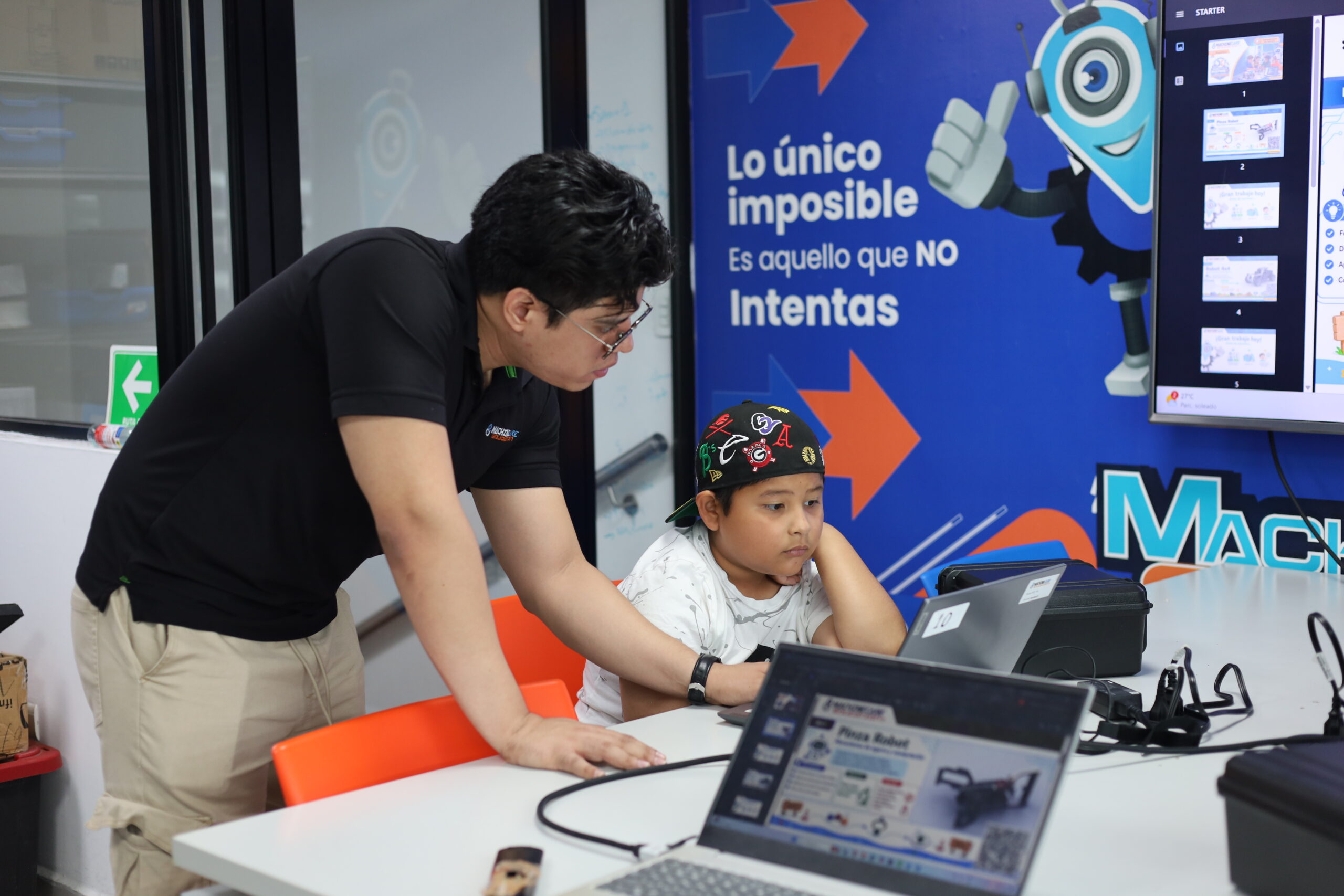 Sesión de robótica en la sucursal Apodaca de MachineCare Education