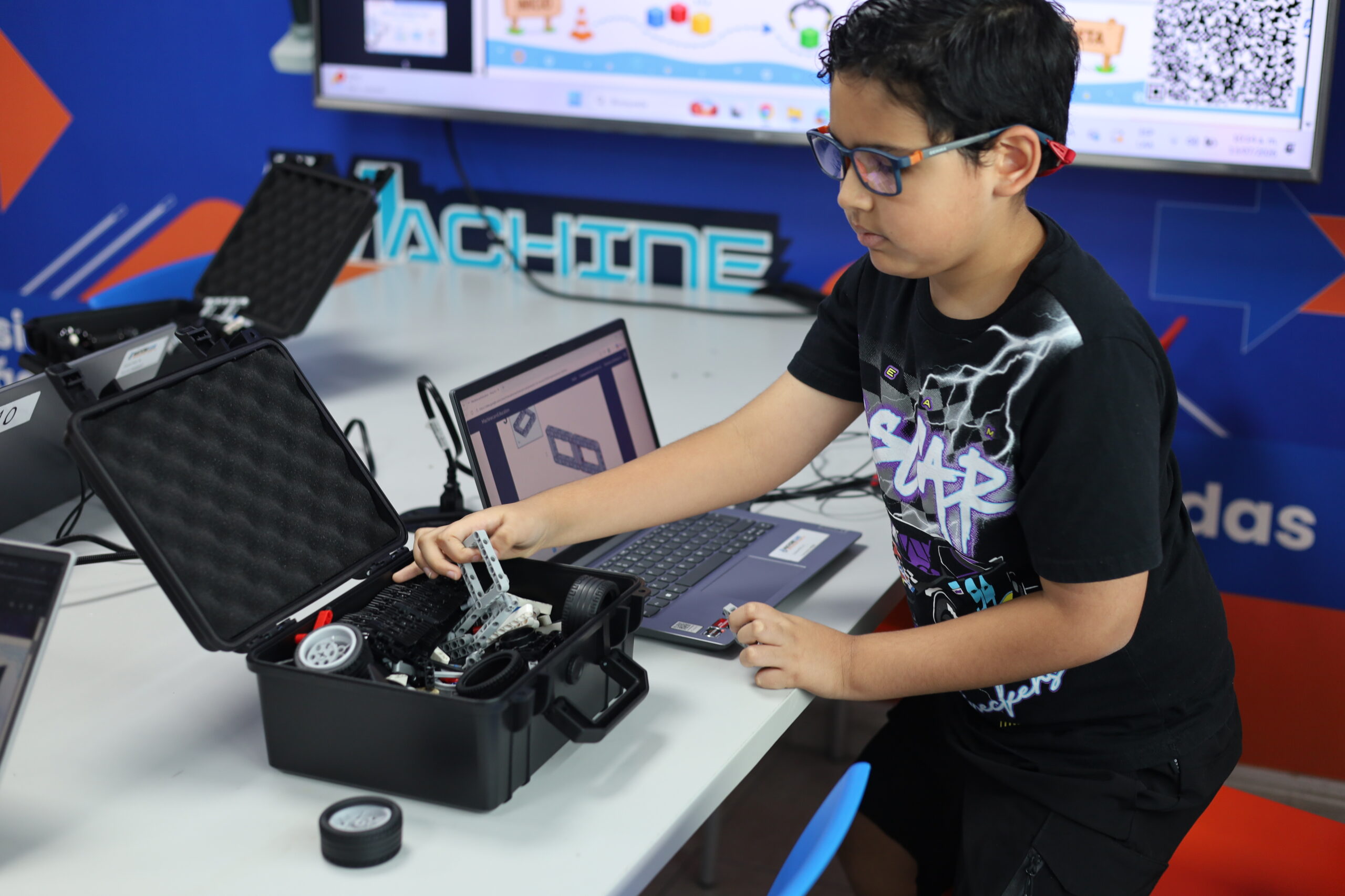 Sesión de robótica en la sucursal Apodaca de MachineCare Education