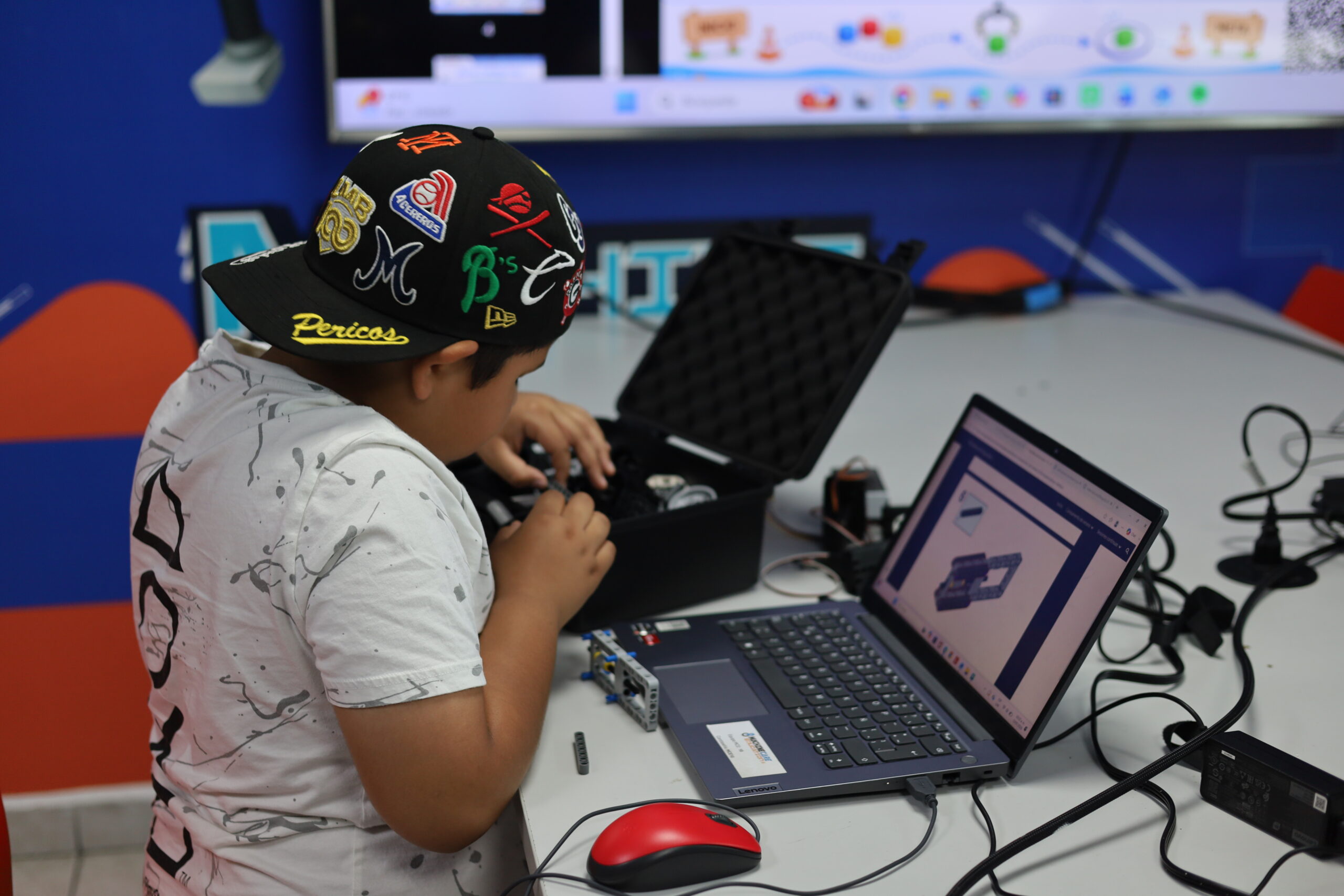 Sesión de robótica en la sucursal Apodaca de MachineCare Education
