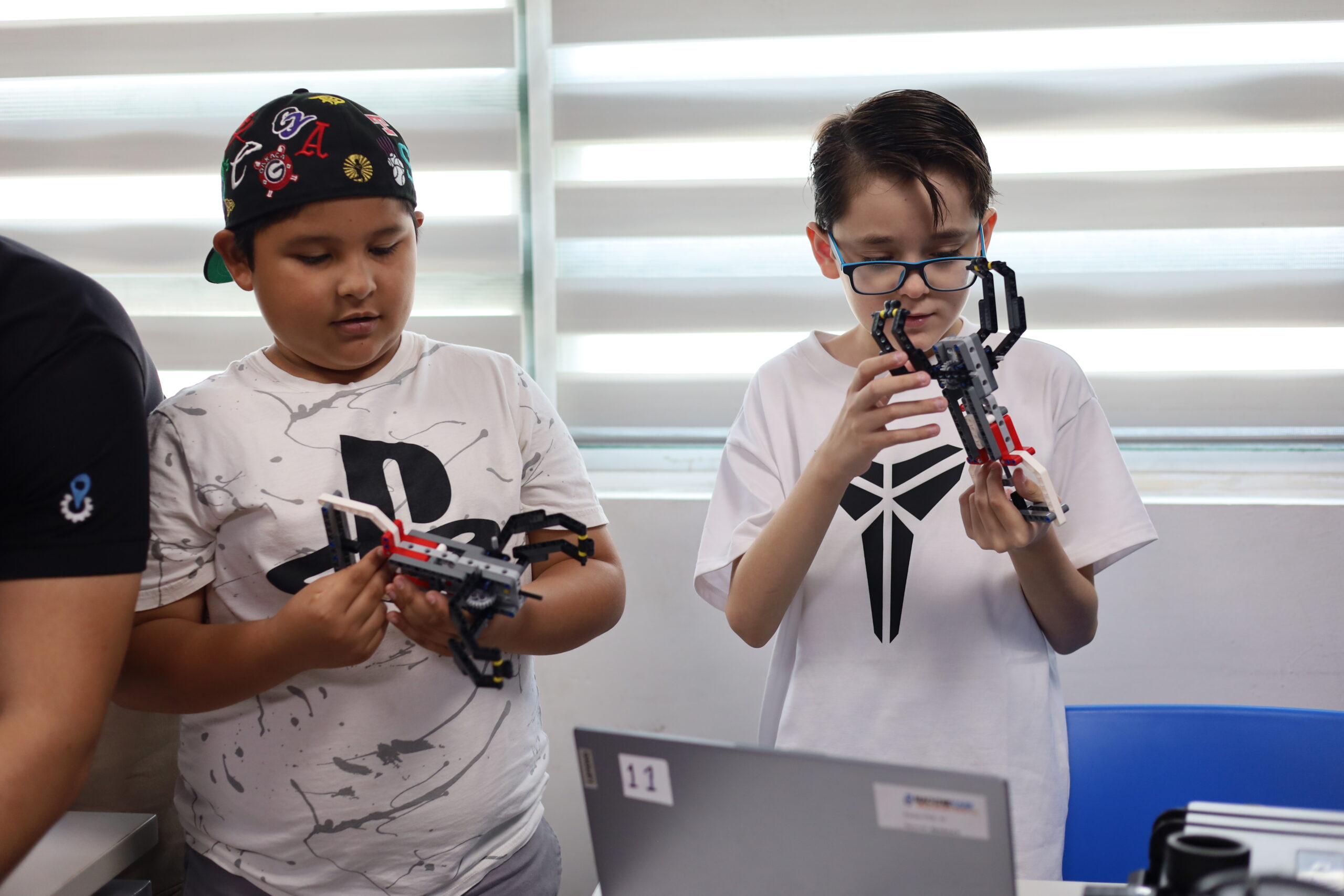 Sesión de robótica en la sucursal Apodaca de MachineCare Education