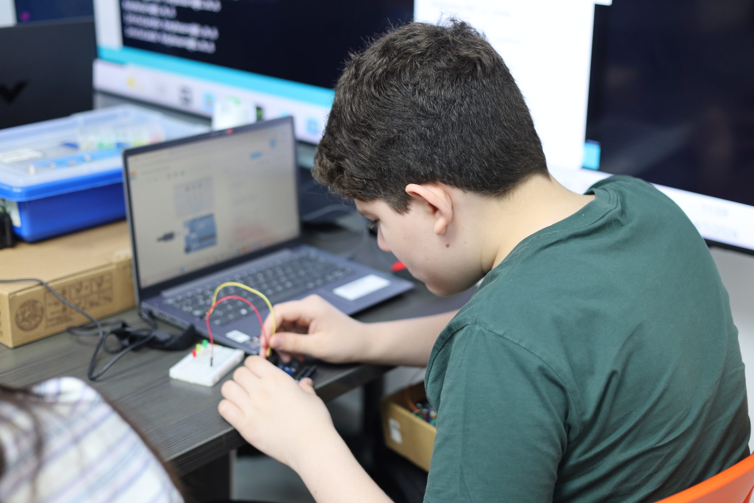 Sesión de robótica en la sucursal Apodaca de MachineCare Education