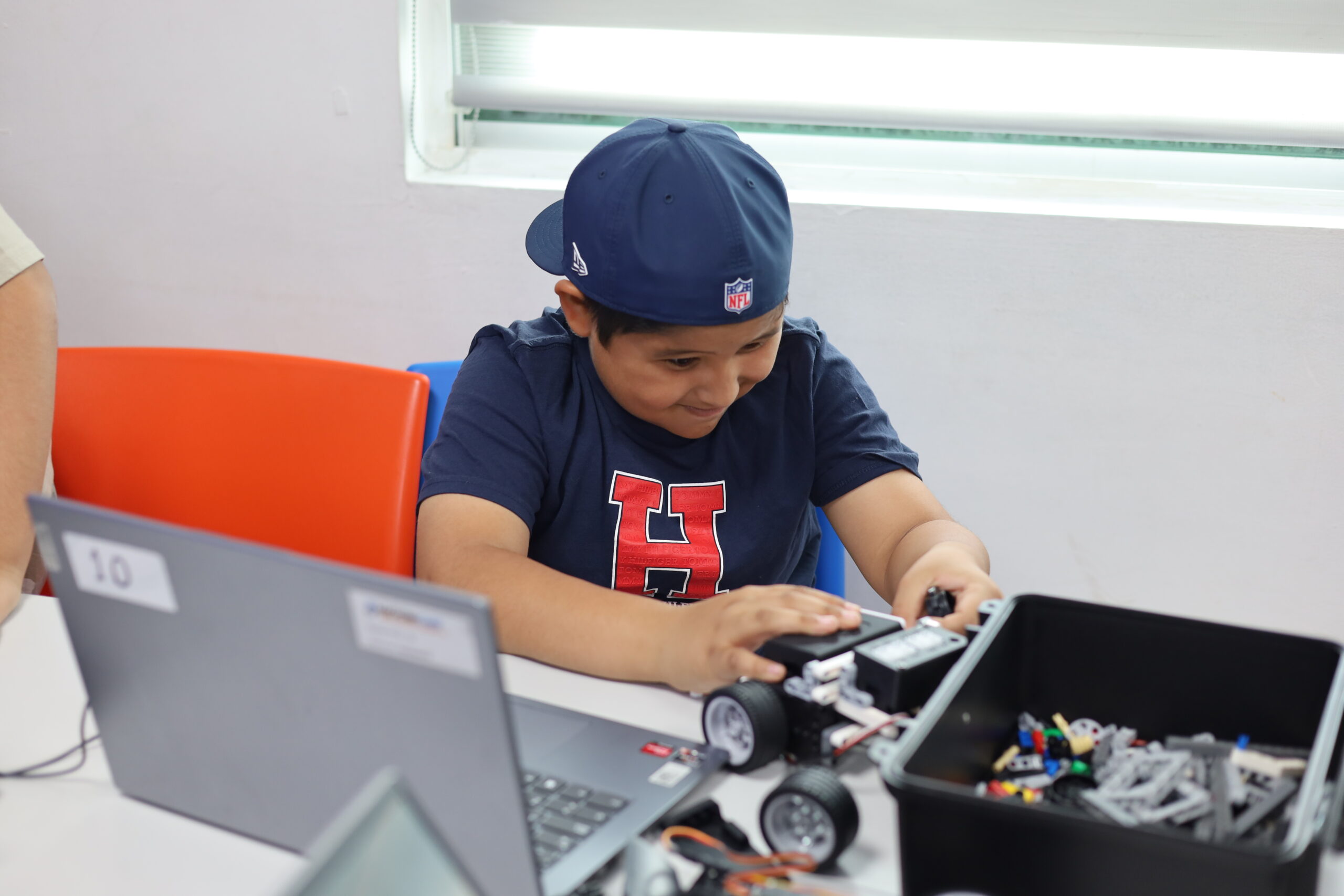Sesión de robótica en la sucursal Apodaca de MachineCare Education