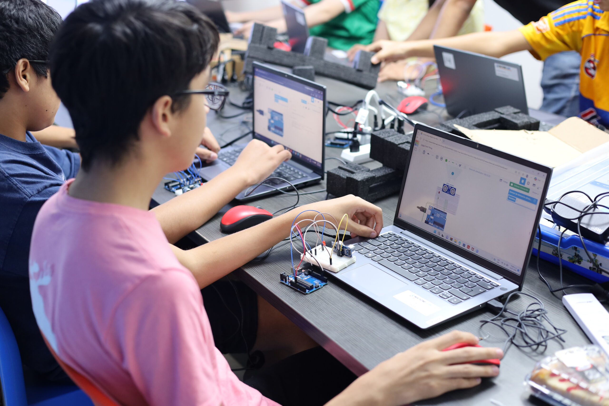 Sesión de robótica en la sucursal Apodaca de MachineCare Education
