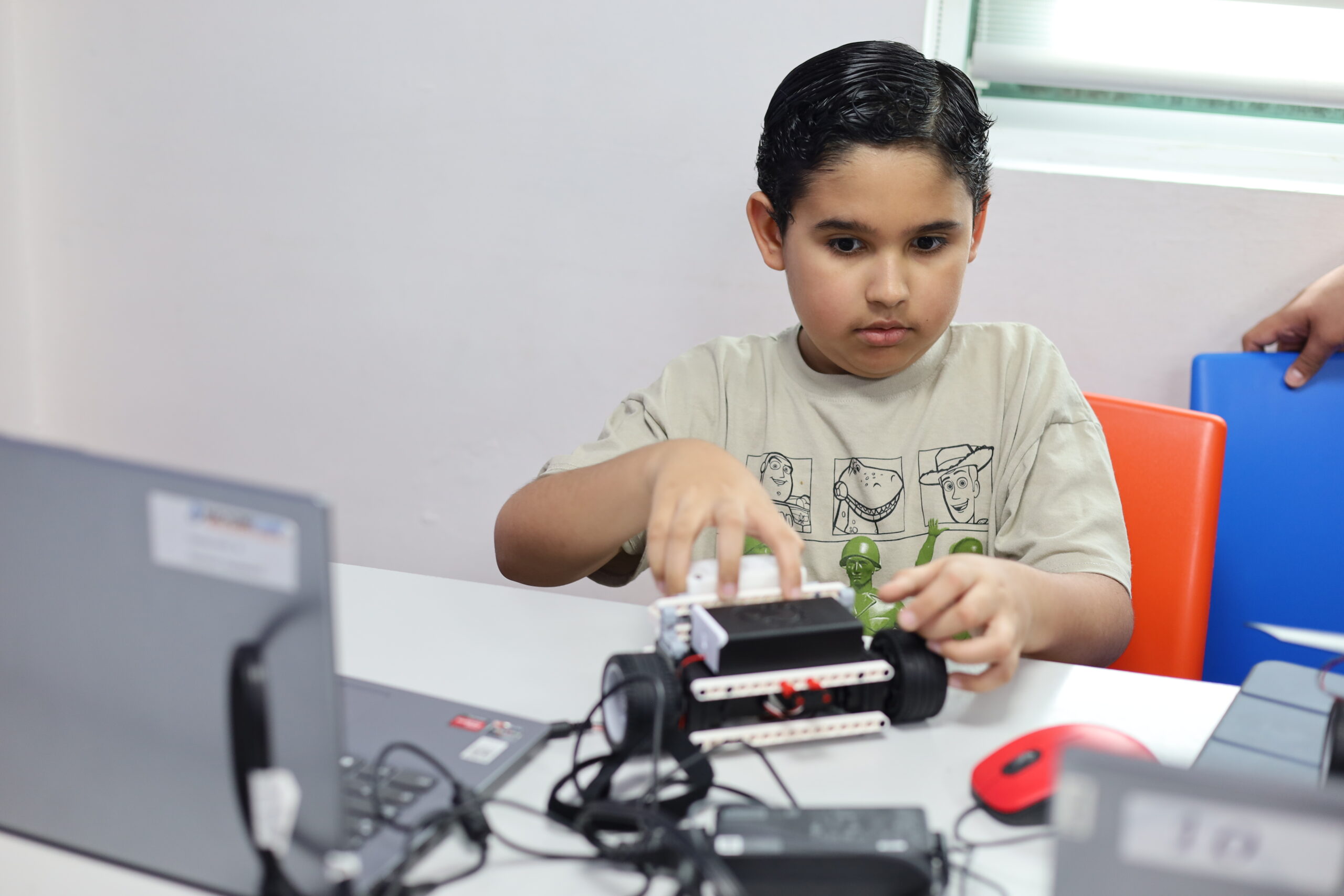 Sesión de robótica en la sucursal Apodaca de MachineCare Education