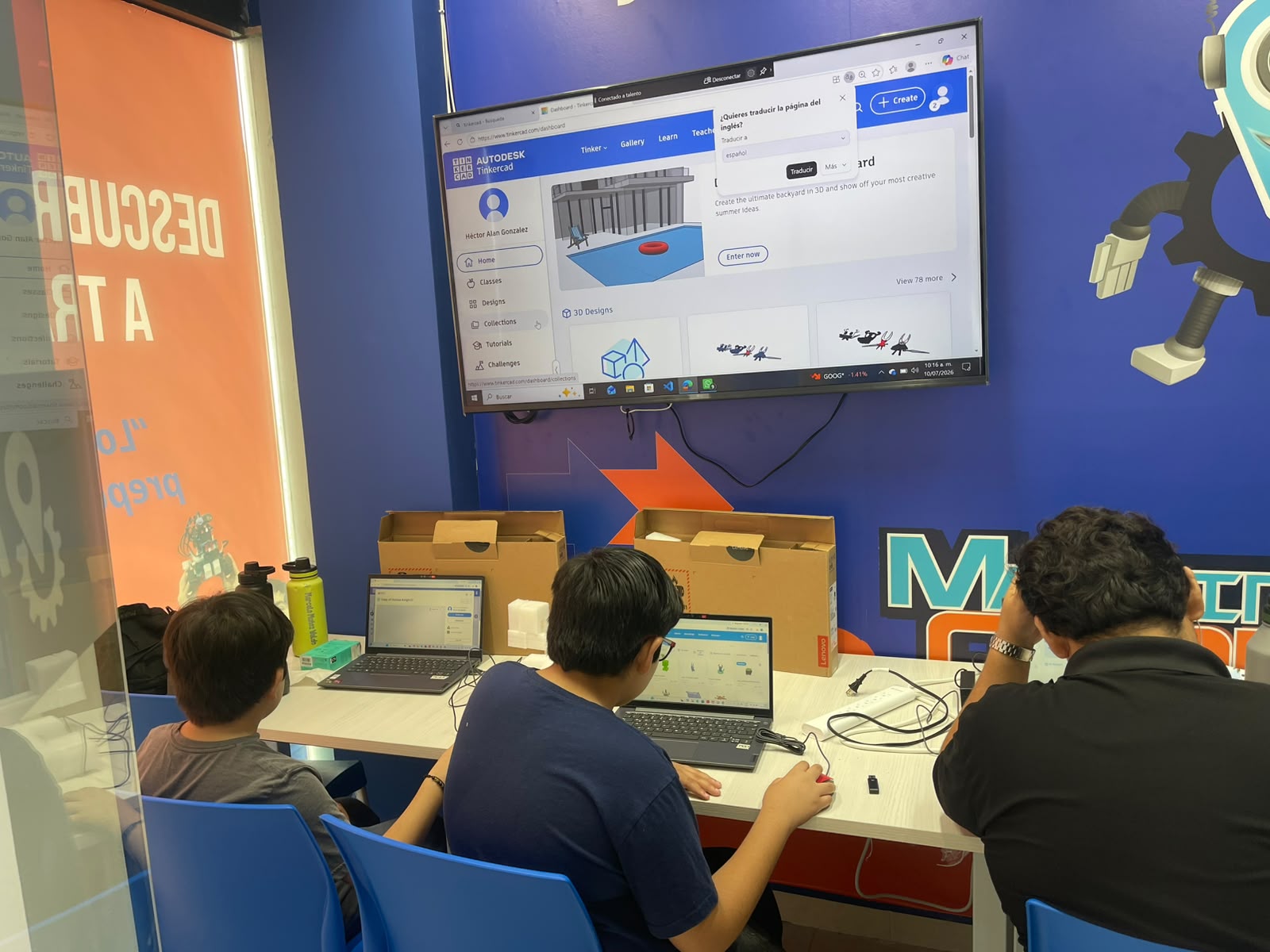 Niños construyendo su primer robot en MachineCare Education