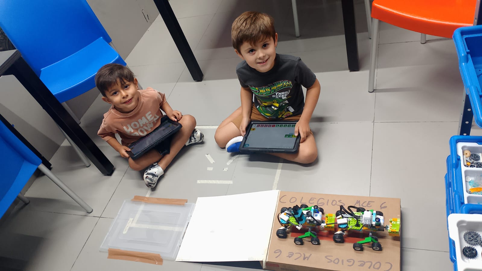 Alumnos programando en Monterrey Sur en MachineCare Education