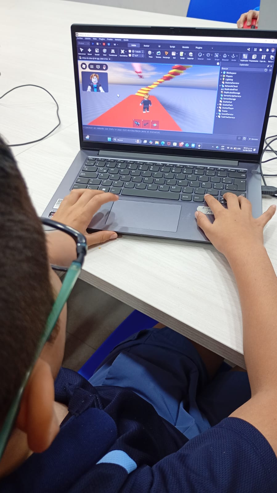 Grupo de alumnos trabajando en equipo